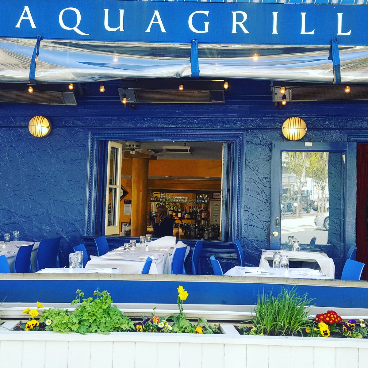 You need to have lunch here! #Getoutoftheoffice #lunch #alfresco #eatoutside #outdoordining #oysters #fish #yum #foodandwine #eeeeeats #eaterny #forkyeah #nytimesfood #newforkcity #nyceats #eatingnyc @bill_addison @infatuation_nyc