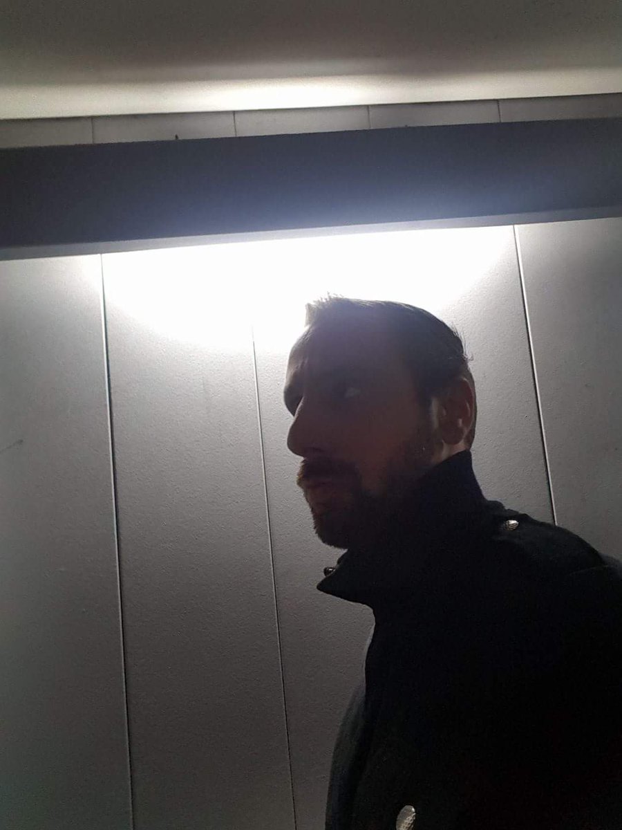 ASvenapenimon's tweet photo. Sven Apenimon stimmt sich ein für neuen #sound  

Es wird auch metal bleiben für anderen sound wird die nexte Zeit geplant und neues gemacht wie der letzte song #einefamilie. 

Bleibt dran schaut bei sven apenimon in Google wie auch hier auf seinen Seiten in Facebook  

Rockt ab https://t.co/JFAKRYQM0n