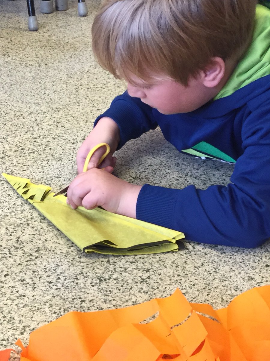 MmeTanya's tweet photo. Nous avons fait des paniers de mai ce matin! @Andover_Elem @ASDWLimelight #mayday #maybaskets https://t.co/EKtH6v3x9H