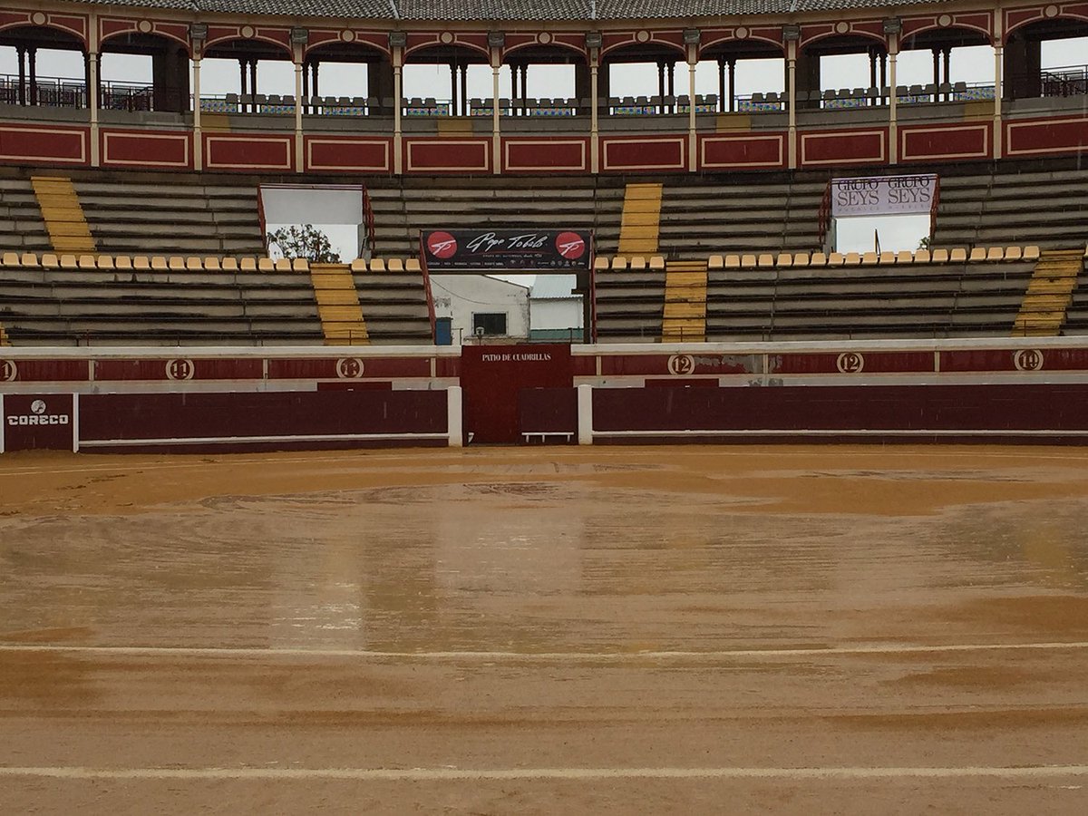 EmilioTrigo's tweet photo. 01.05 Lucena/Córdoba Suspendida la corrida por el mal estado del ruedo debido a las fuertes lluvias..
El festejo se celebrará con el mismo cartel el 19.05..
Toros de D.Ventura, Torrehandilla y Torreherberos
@DiegoVentura82 
@Padillaelpirata 
@Cayetano_Rivera
Más info @cultorocom https://t.co/VtyxZGUgQb