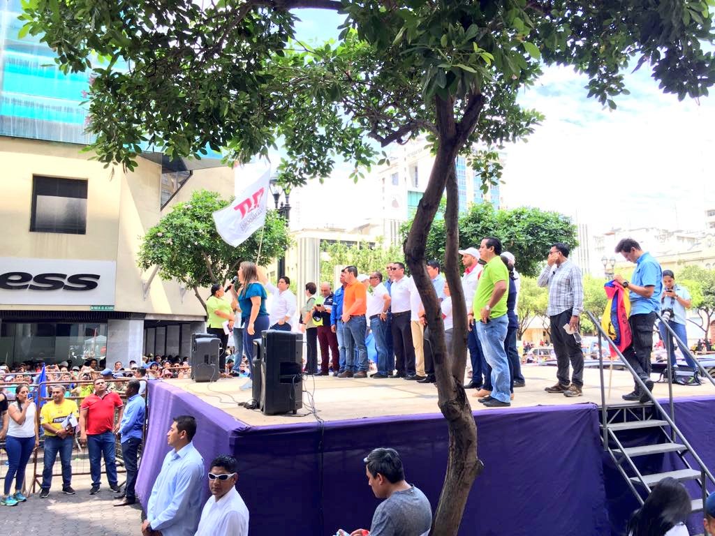 Marchamos junto a los trabajadores del País por la lucha de sus Derechos laborales, por un Nuevo Código trabajo, por mejores 
condiciones laborales, por una sociedad más justa. #EcuadorTrabajaUnido #DiaInternacionalDelTrabajador
#YoMarchoPorMisDerechos #CUT
<a href="/Lenin/">Lenín Moreno</a> <a href="/marialevicuna/">Ma. Alejandra Vicuña</a>