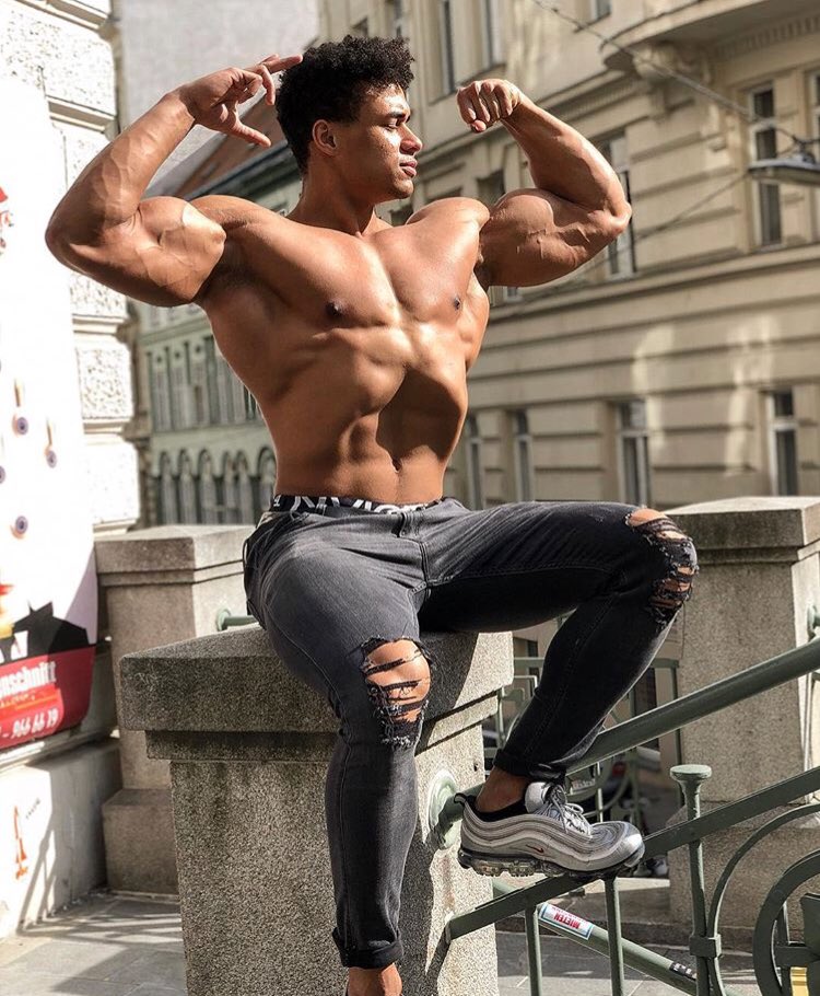 OnomeEgger's tweet photo. Cant help but flex in the sun💪🏼😂 #PhotoShoot #BodyEngineers #Musclemania #FitFam #Photo #Pose #Model #GymLife #Gains #Lifestyle #Flex #Bodybuilder https://t.co/9TZZ28qIRE