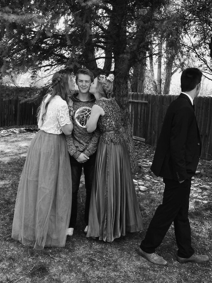 Ashlynkae14's tweet photo. Senior prom with my favorite people ‼️💕 https://t.co/lqQsXnmKCB