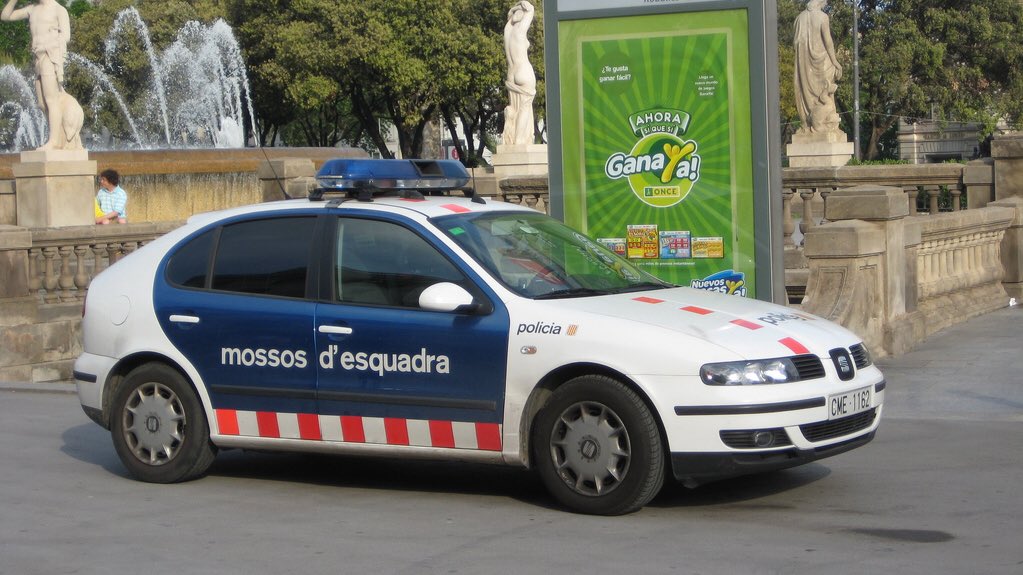 Molt bé ERC! 😡 Vinga a reformar la Renfe i nosaltres, que portem anys amb aquest cotxe patrulla que vem incautar d’uns canis de <a href="/PontAeriSER/">Pont Aeri St. Esteve de les Roures</a> !! 🖐🏼