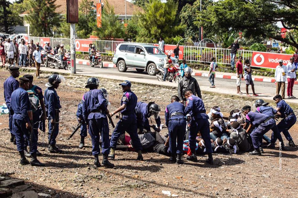olitoMUKINZI0's tweet photo. Jour après jour, 6 ans de ferme détermination et conviction d'avoir un #CongoNouveau où régnera la justice sociale et la paix.
Quand la police politique de JK s'en prend à nous, elle se confond de cible.
#LibérezNosAmisGomatricien
#FreeLucha
#KabilaOut
#CongoPeace https://t.co/Gn8unewsEH