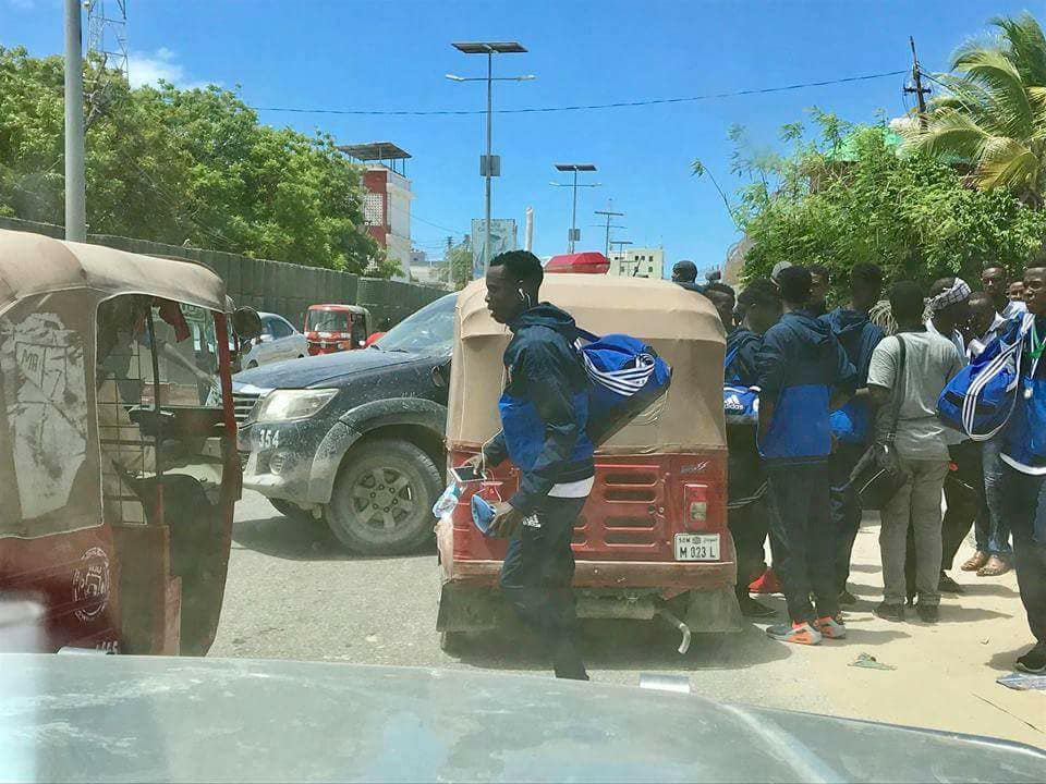 AhmedweliH's tweet photo. #Somalia: Our #national Team deserves better treatment, they #resorted #Rickshaws to reach their #destination. https://t.co/pcawRZxmd8