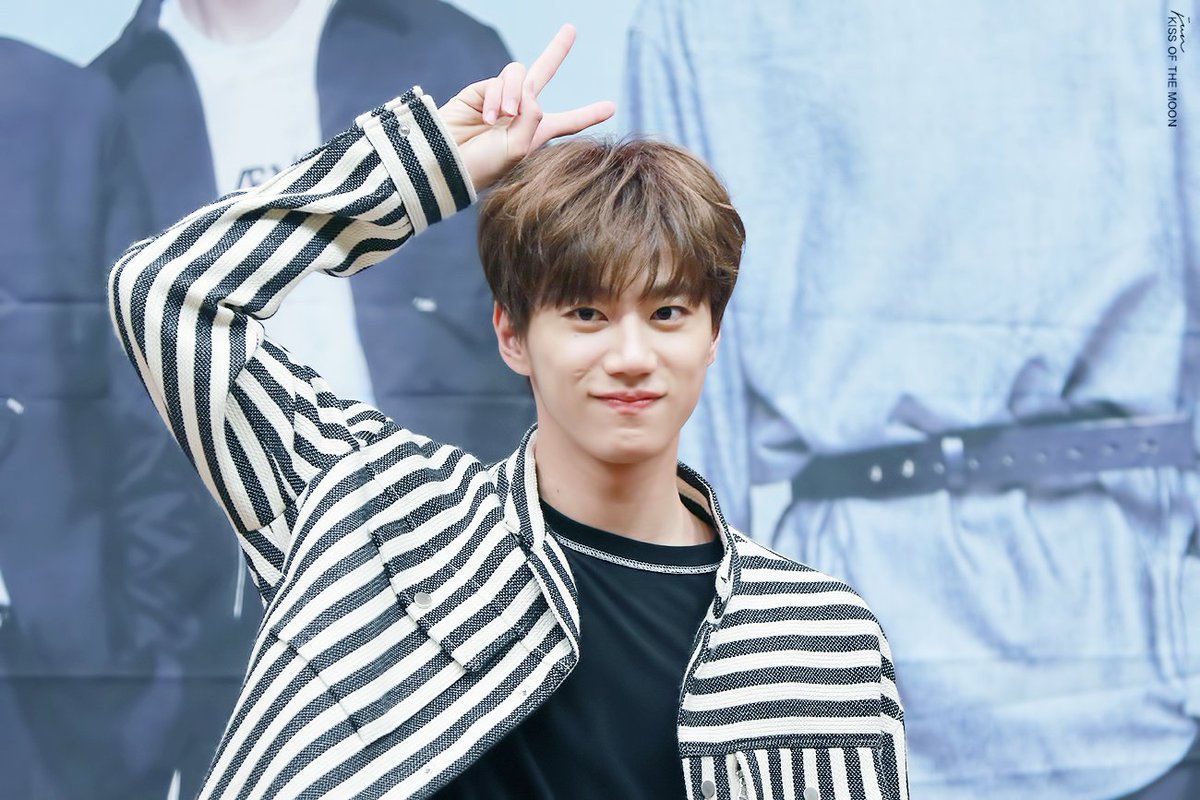 180429 인터파크 X UNB 팬사인회(당산TCC아트센터) 쁘이✌ 귀여움이 뿜뿜! 같은 사진같지만 미묘하게 다름^ㅅ^ #유앤비 #유키스 #이준영 #준 #UNB #UKISS #JUN <a href="/JuN97L/">ㅠㅠ</a>