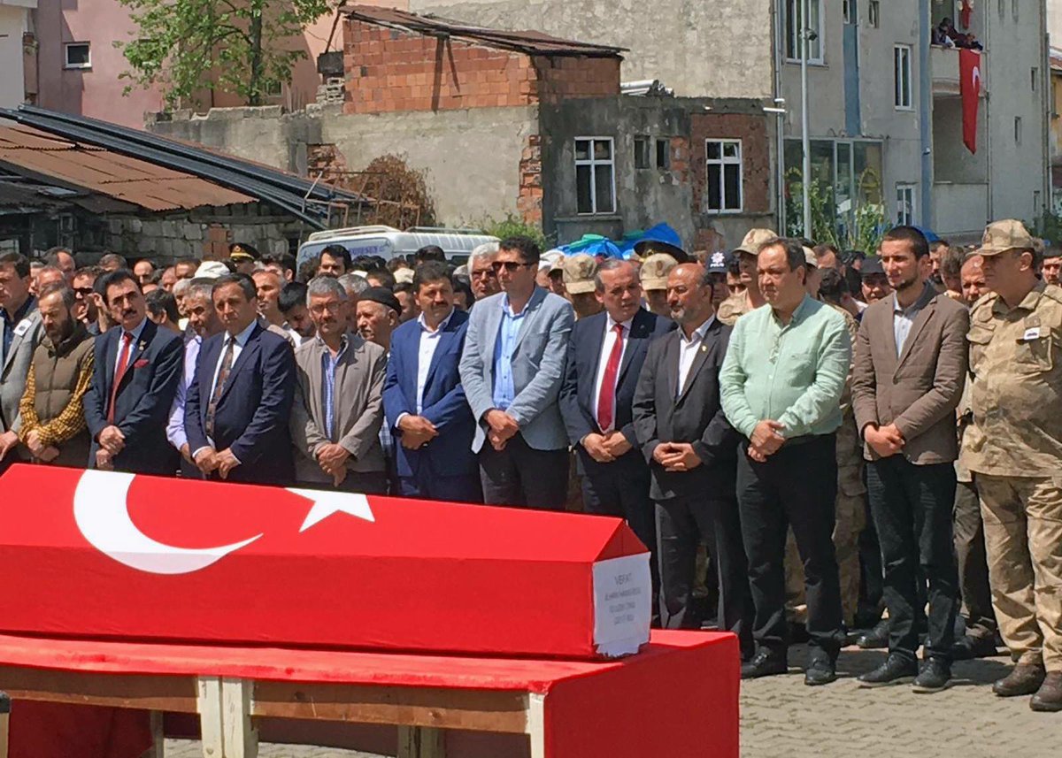 Ulkuocak28's tweet photo. Hatay’da şehit düşen Yağlıdereli hemşerimizi son yolculuğuna uğurlandı. https://t.co/ItVguF2TQE