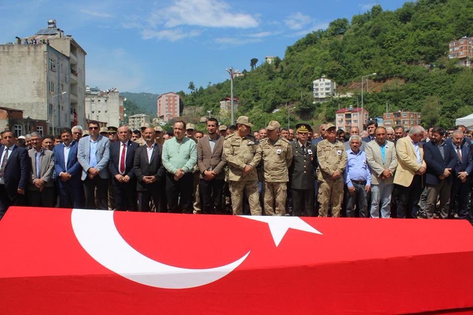 Ulkuocak28's tweet photo. Hatay’da şehit düşen Yağlıdereli hemşerimizi son yolculuğuna uğurlandı. https://t.co/ItVguF2TQE