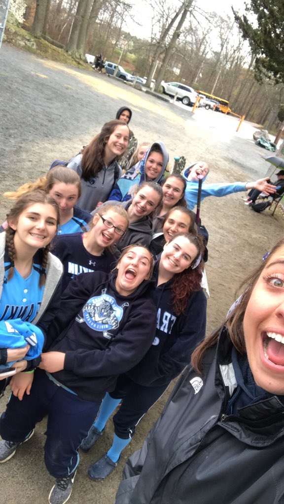 CoachJennaD's tweet photo. We donβt let rain & cold stop us from having a good time & playing hard!πβΎοΈππΌ #gottagetthosegamesin #mygoons #awayatcanton #buffaloranchstyle #heyTina https://t.co/Xrd2se7yiK