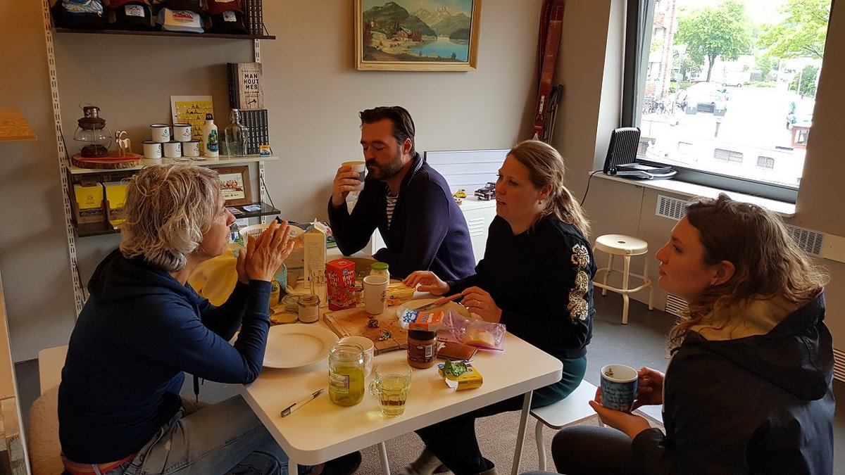 Kinke Hendriksma (@kinkeflow) on Twitter photo Even bui afgewacht met lunch @saltmagazine <a href="/zinneprikkelend/">Zinnenprikkelend</a> voordat we gefilmd worden bij moestuinbakken <a href="/nieuwestadsboer/">Nieuwe Stadsboeren</a> <a href="/DeNieuweStad/">De Nieuwe Stad</a>
Muntthee en sla oogst uit de bak mmm Even bui afgewacht met lunch @saltmagazine <a href="/zinneprikkelend/">Zinnenprikkelend</a> voordat we gefilmd worden bij moestuinbakken <a href="/nieuwestadsboer/">Nieuwe Stadsboeren</a> <a href="/DeNieuweStad/">De Nieuwe Stad</a>
Muntthee en sla oogst uit de bak mmm