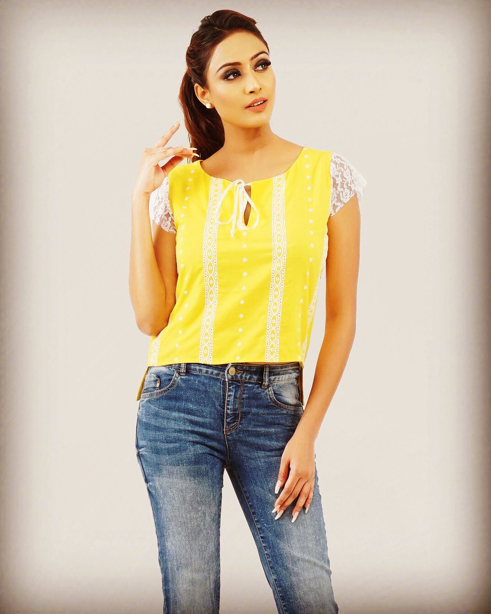 VishivaStudio's tweet photo. #SummeryYellow https://t.co/7RmyAxzpMe