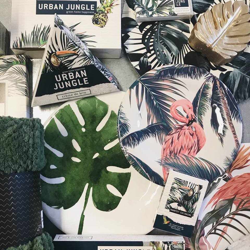 Populair thema dit jaar voor de kerst!
#jungle #thema #populair #flamingo #groen #roze #kerst #ThomassenGifts #kerstpakket #kerstgeschenk #relatiegeschenk #relatiegeschenken #businessgift #businessgifts #giveaway #giveaways #Breda #marketing #communicatie #social #socialmedia