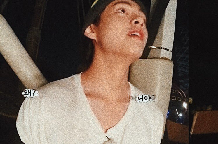 sceneryfortae's tweet photo. raise your hand if you've been personally victimized by Taehyung’s broad shoulders and prominent collarbones @BTS_twt https://t.co/JeOD9xNV8a