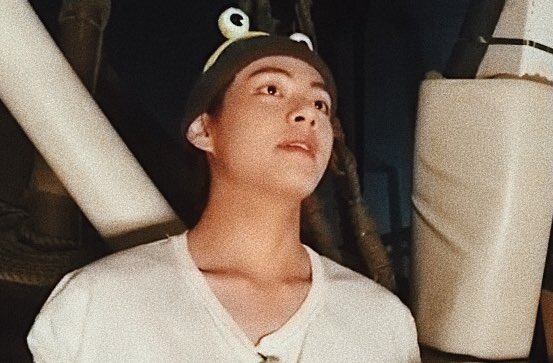 sceneryfortae's tweet photo. raise your hand if you've been personally victimized by Taehyung’s broad shoulders and prominent collarbones @BTS_twt https://t.co/JeOD9xNV8a