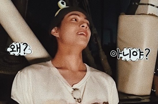sceneryfortae's tweet photo. raise your hand if you've been personally victimized by Taehyung’s broad shoulders and prominent collarbones @BTS_twt https://t.co/JeOD9xNV8a