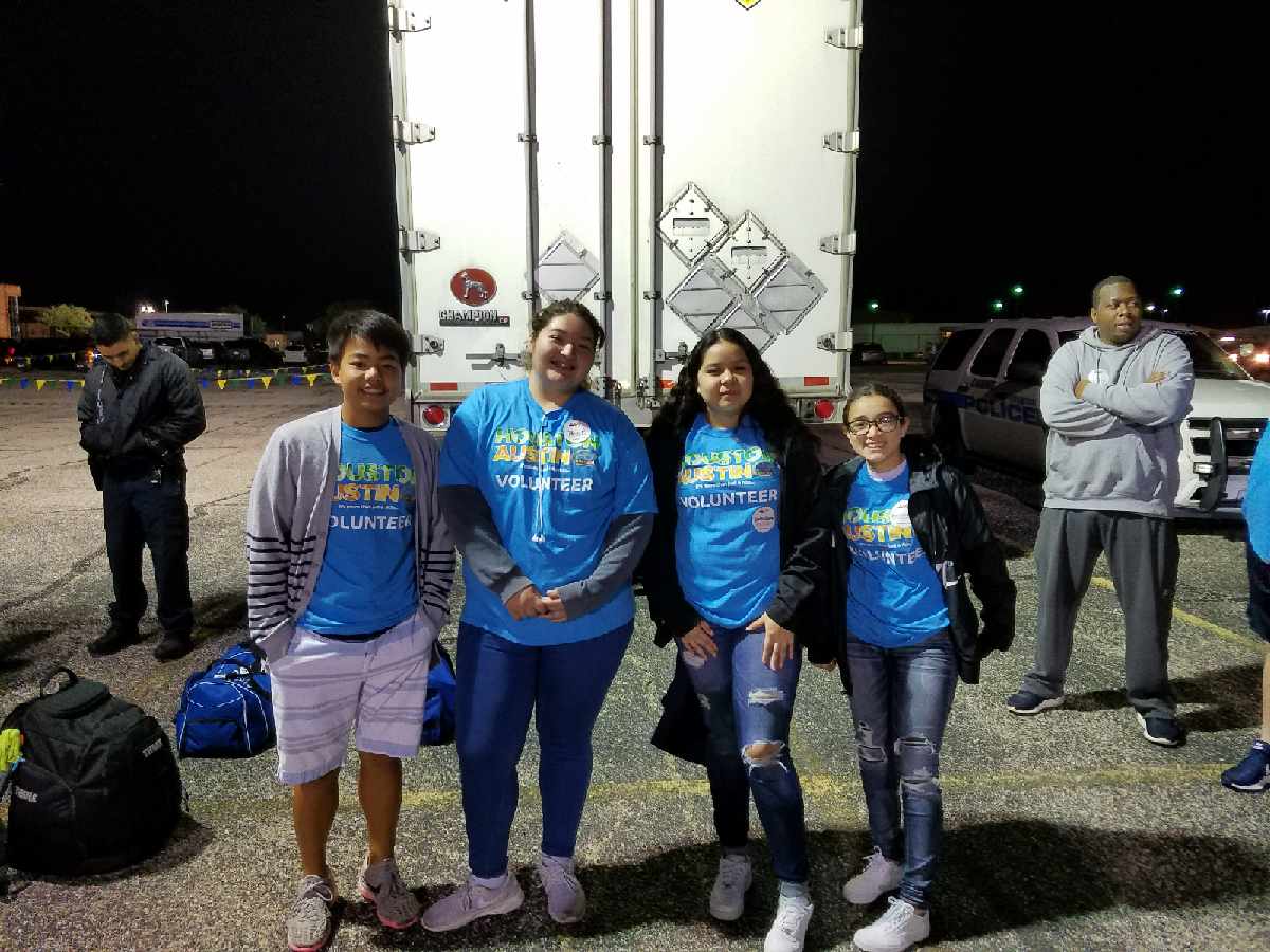 RAMdomActs_ENGC's tweet photo. A little EARLY morning volunteering with the MS150 😃 https://t.co/KXCiYtIzMa