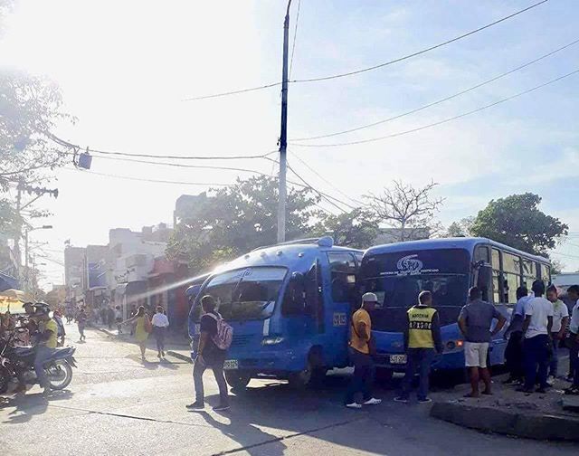Elrinconsamario's tweet photo. #SantaMartaEnESM

La guerra del centavo sigue dando lidia en Santa Marta

Según testigos del accidente ocurrido hace algunos minutos en la Avenida del Ferrocarril con carrera 12, la competencia por los pasajeros entre los conductores generó el choque entre estos dos buses af… https://t.co/jTz1EDLlG5