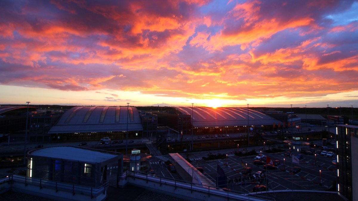 deckchairhq's tweet photo. Take off into the sunset with @radissonbluham ✈️🛫 Check into their #bluview and start your holiday right: https://t.co/8lf4B22S1w
#RadissonBlu #HamburgAirport #Germany #vacationmode #luxurytravel #traveltheworld #traveltuesday #RadissonBluHAM https://t.co/jz4263KS2o