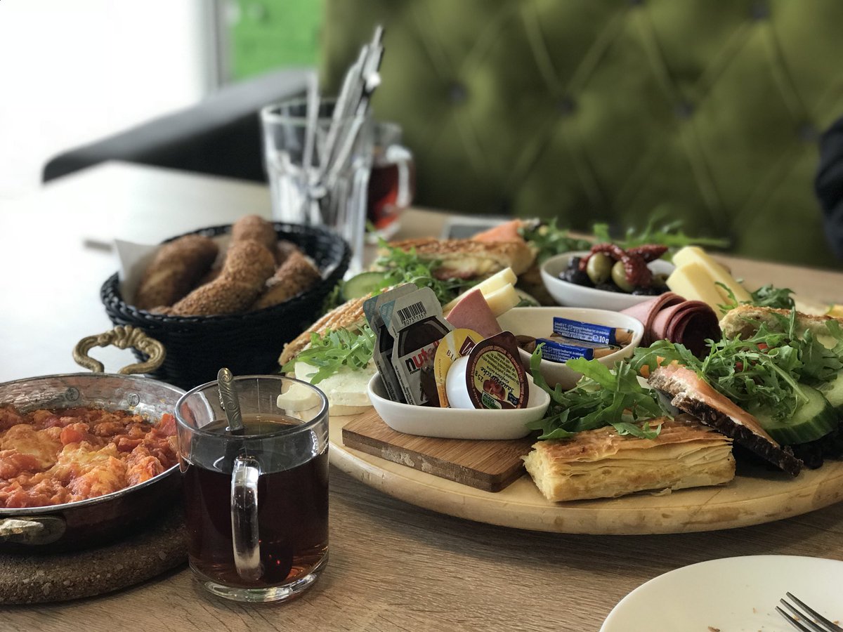 Für alle Mittag 😂 für mich #türkischfrühstück #Bielefeld #türkkahvalti #mitlieblingsmensch ❤️ #sucuk😜 #simit #istanbul #iloveit #