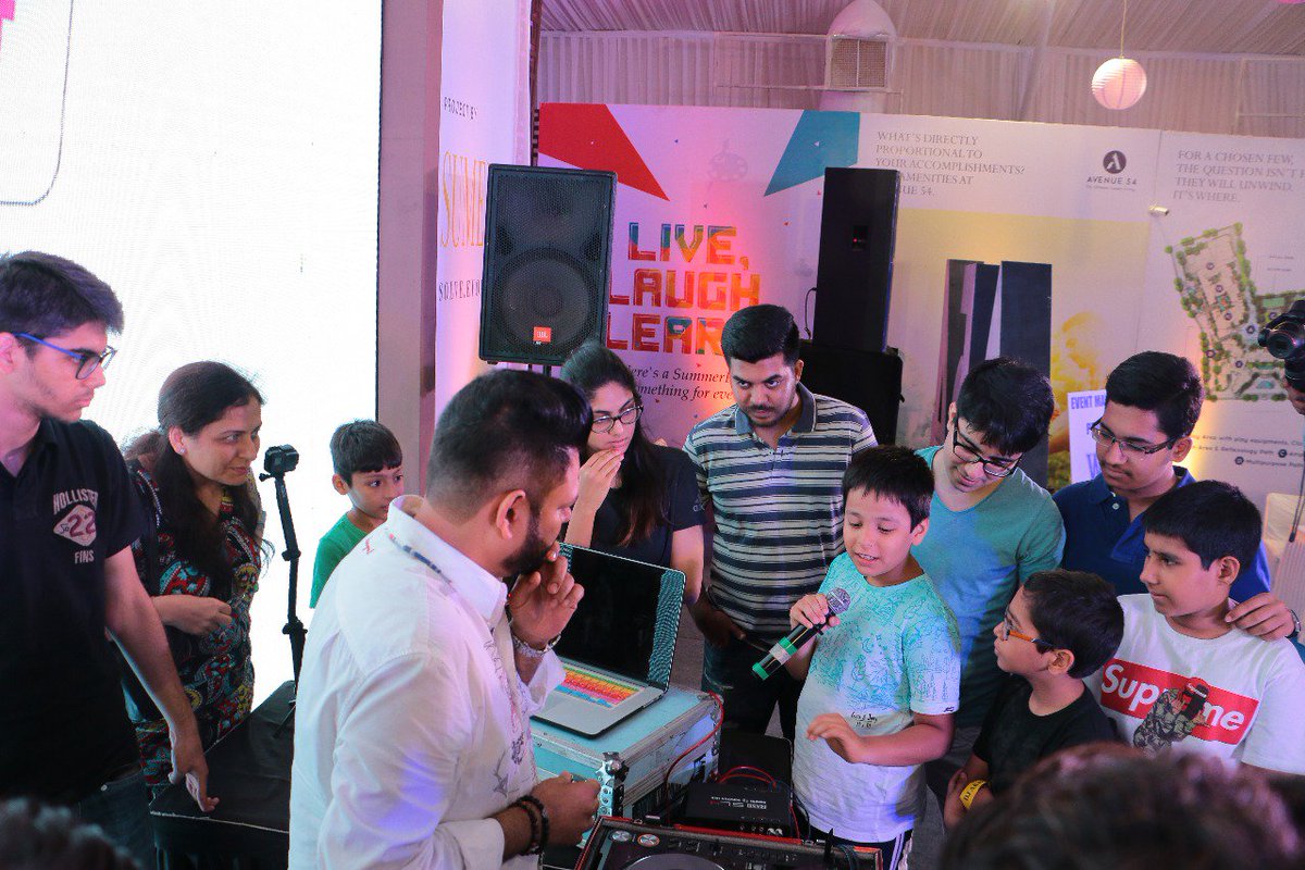 summerfest54's tweet image. #Avenue54 is learning the art of spinning turntables from the zealous DJ Akhtar. What a booming atmosphere! #SantacruzSummerfest #RadiusDevelopers #DJAkhtar
@djakhtar @radiusdeveloper