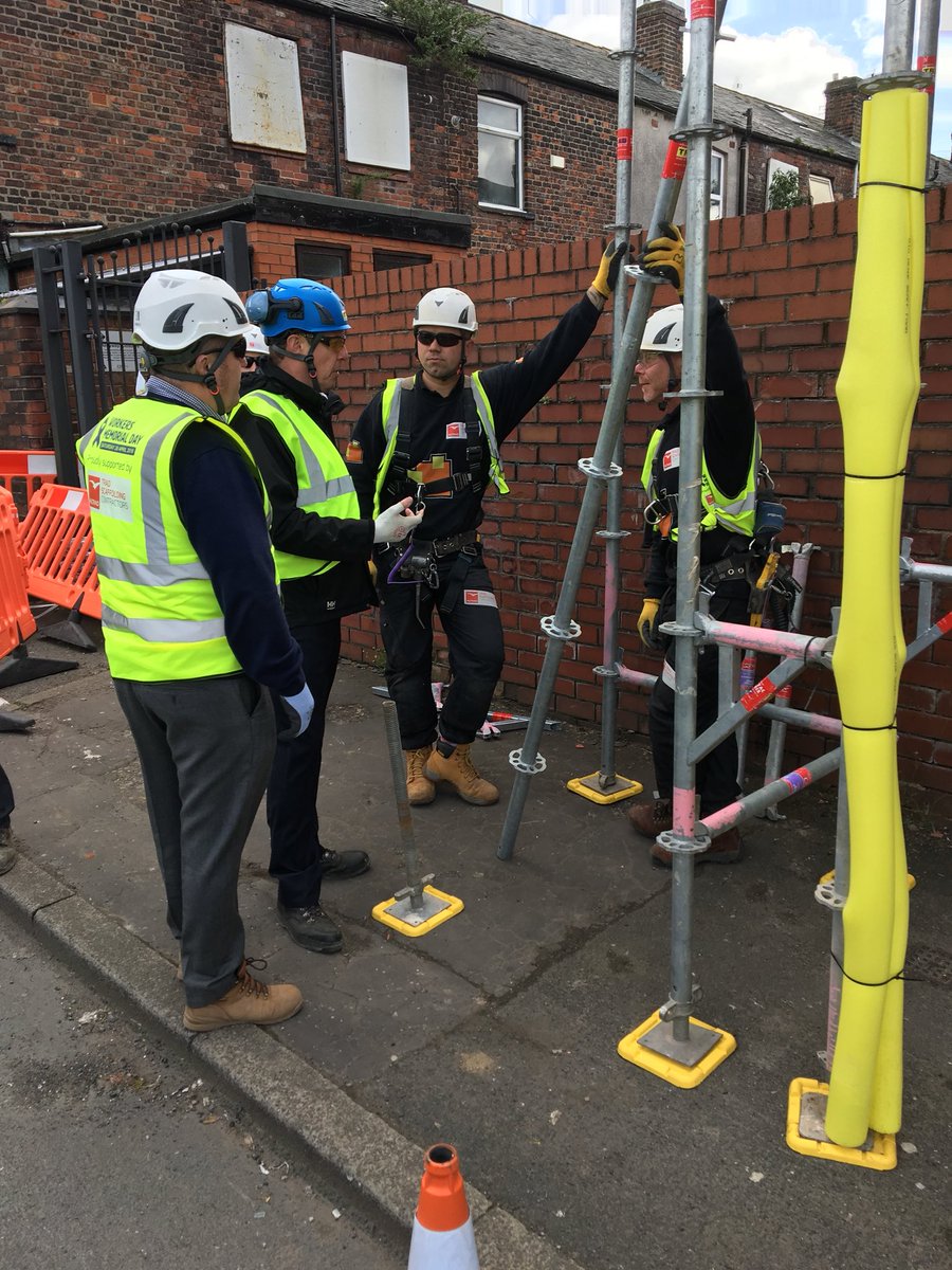 JMoorhouse_Trad's tweet photo. Directors visit in Manchester today with @NeilGarnerTRAD &amp; @RBarrattTrad. Interacting on the frontline #daretobedifferent #scaffolding https://t.co/2lj5nWxbvd