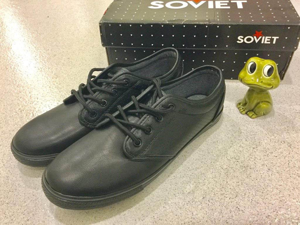 吉良貴之 Kira T Pa Twitter ヨーロッパのヤングがよく履いてる安いメーカー Soviet の靴 を買う スニーカーみたいな革靴みたいな 名前だけで買うやつ 履きやすくてよい