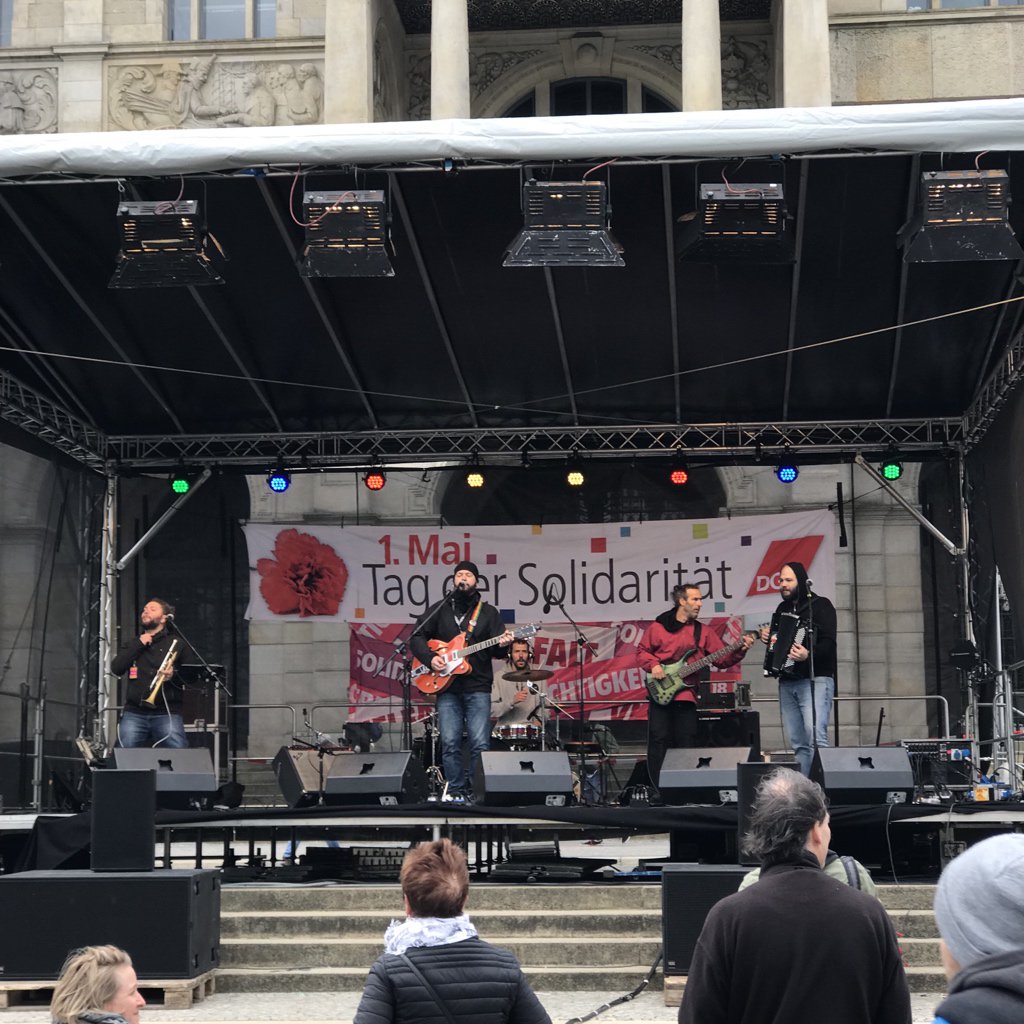 Die griechische Band Baildsa bringt gute Laune bei dem windigen Wetter hier in Hannover 👏🏼👏🏼👏🏼 #festderdemokratie #erstermai