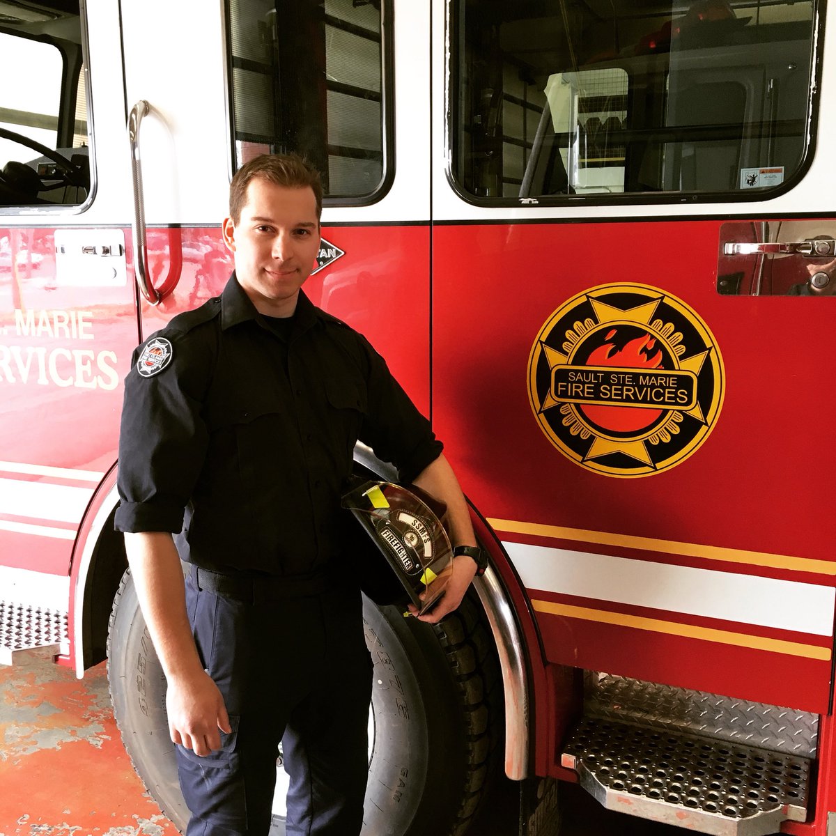 The newest #firefighter for Sault Fire Services - Mitchell Dionisi. Congratulations Mitch. #firesafe https://t.co/p3Wq6ROGZt