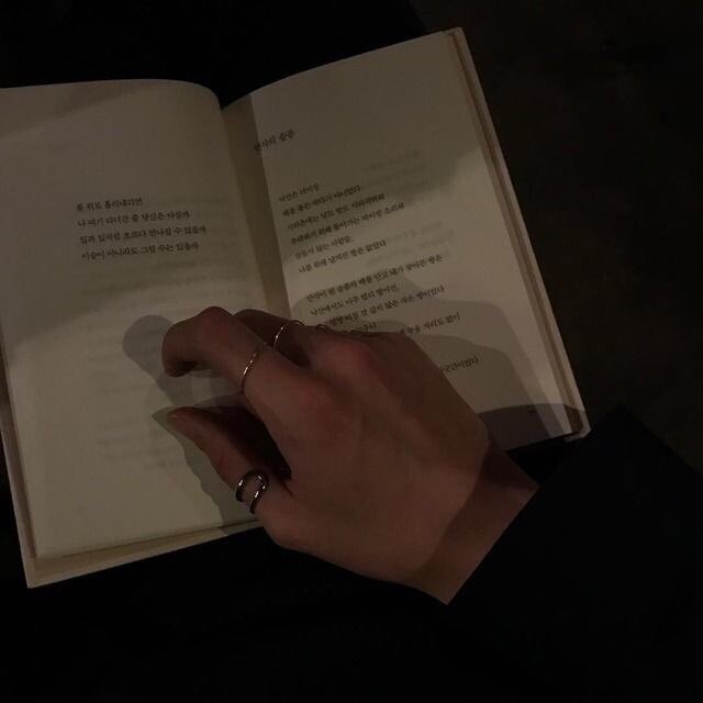 gxtmoons's tweet photo. — gray / moon / cigarettes / black.〄 https://t.co/CkFifQbJ8T