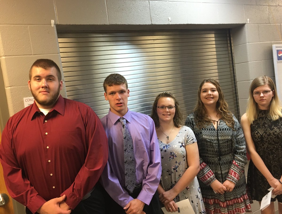 vhsknights's tweet image. New NHS inductees! Congrats on your achievement. #knightpride