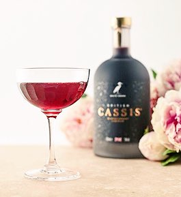EburyCollection's tweet photo. @britishcassis challenges the nation to raise a glass to Prince Harry and Meghan Markle with a truly British tipple #WeddingPlanning #weddingday #foodanddrink #eburycollectionblog https://t.co/RzsZLWio9e
