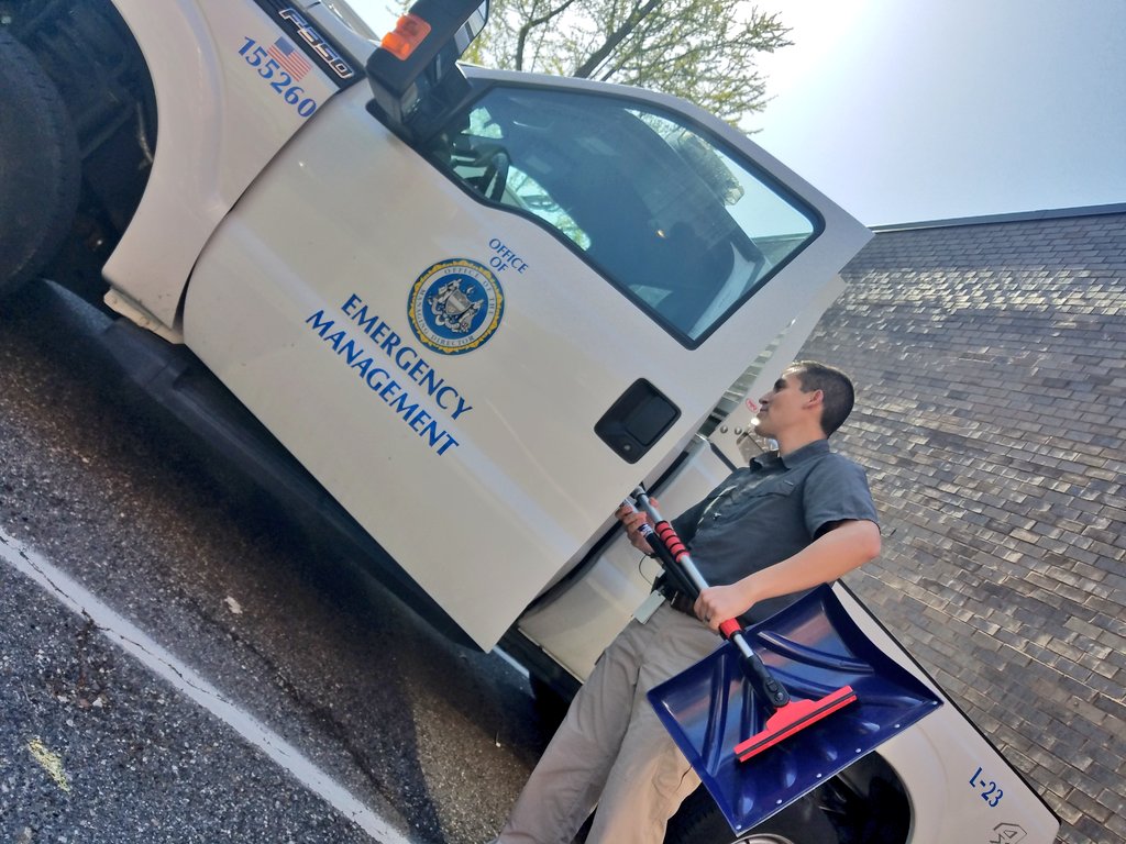 PhilaOEM's tweet image. OEM staff de-winterizing vehicles, putting away shovels and scrapers for a while (we hope). It&apos;s May 1st and temps will be in the 70&apos;s today....its safe, right?(?). #BlameUsIfItSnows