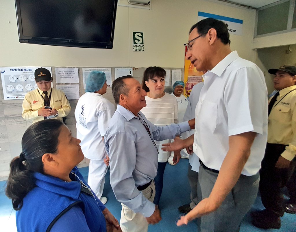EsSaludPeru's tweet photo. #EsSaludEnAcción | Presidente @MartinVizcarraC junto a la titular del @Minsa_Peru, Silvia Pessah, visitaron el #HospitalAlmenara para conocer el estado en que se encuentra la paciente #EyviÁgreda y brindar su apoyo a los familiares. https://t.co/30H3AZlWrQ