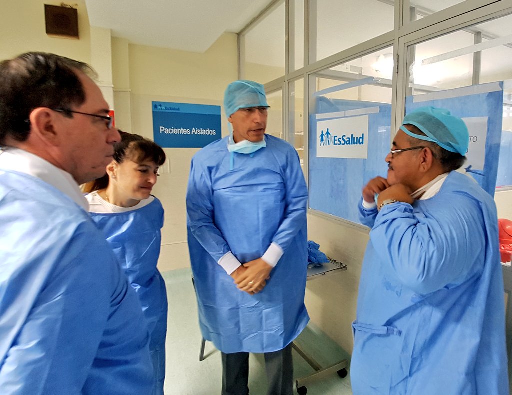 EsSaludPeru's tweet photo. #EsSaludEnAcción | Presidente @MartinVizcarraC junto a la titular del @Minsa_Peru, Silvia Pessah, visitaron el #HospitalAlmenara para conocer el estado en que se encuentra la paciente #EyviÁgreda y brindar su apoyo a los familiares. https://t.co/30H3AZlWrQ