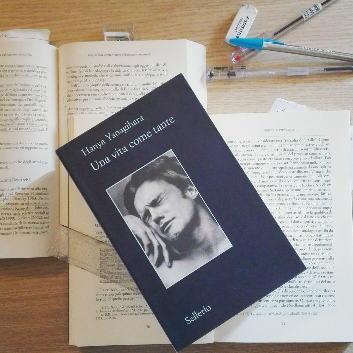Thebookworm_89's tweet photo. #primomaggio vuol dire non lavorare ma restare a casa a studiare. Per risollevare gli animi vi mostro uno degli ultimi arrivati in libreria! https://t.co/u46LvWnIr3