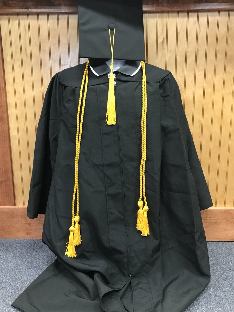 fhubookstore's tweet image. Graduation is just around the corner! 🎓 Class of 2018, come to The Bookstore to pick up your regalia! Memphis and Dickson students, be on the look out for your regalia in your main office! #FHU 🦁📚