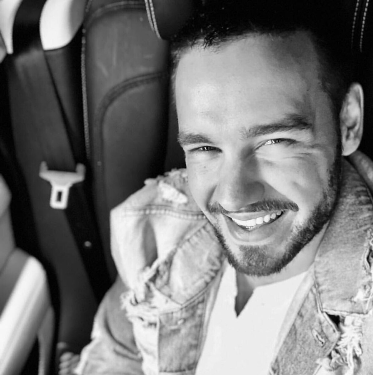 LiamPayne's tweet photo. Was it really that funny? 🤷🏻‍♂🤓 https://t.co/xyf2YJDkAB