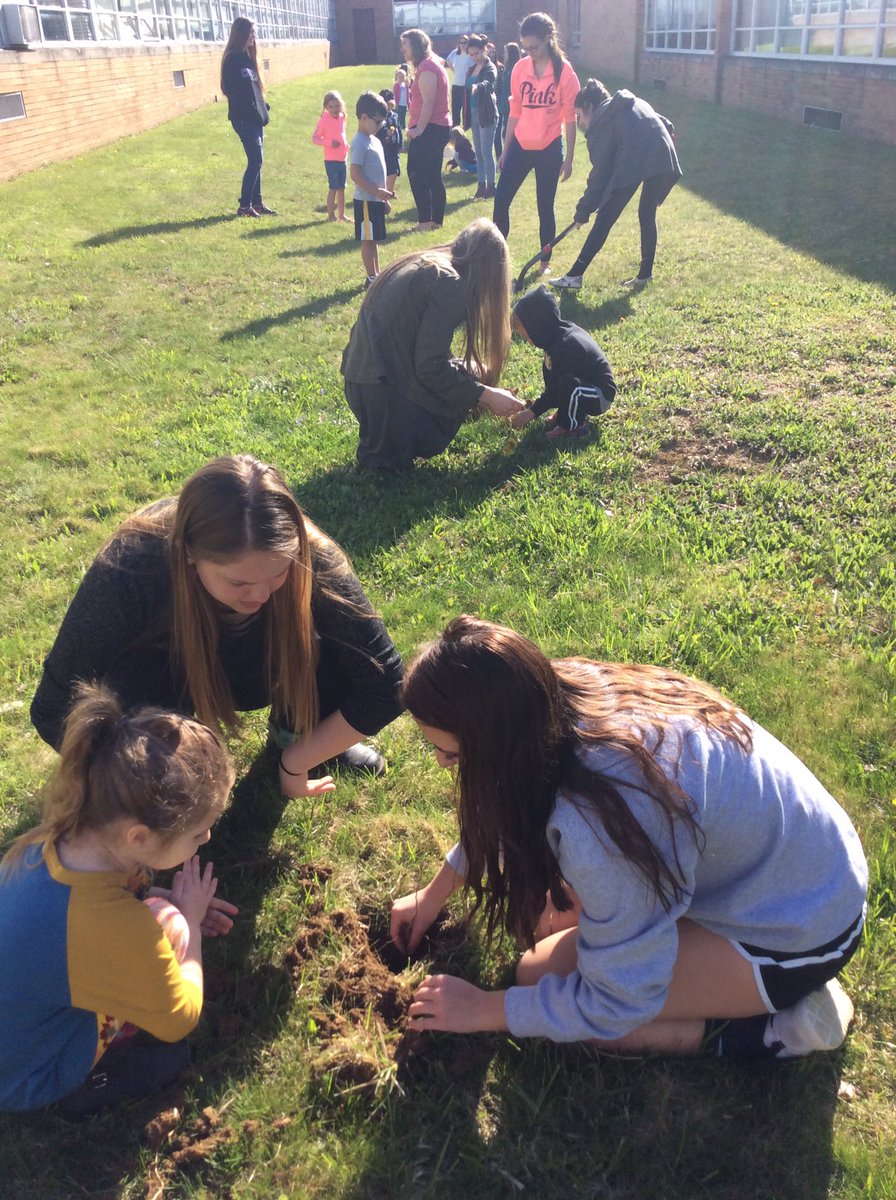 FHSPreschool's tweet photo. Planting trees as part of the "Seedlings for Schools" program from the @PAGameComm.

Learning how trees grow and help humans and animals alike! https://t.co/BOwdI8ljMV