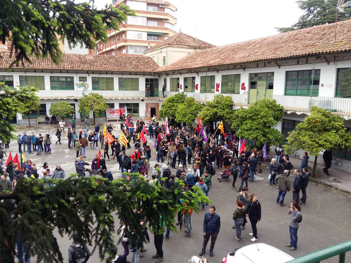 artlliurA's tweet photo. T'estimem poble! #1deMaig @VolemlaCaserna https://t.co/wBsdo9E7iG