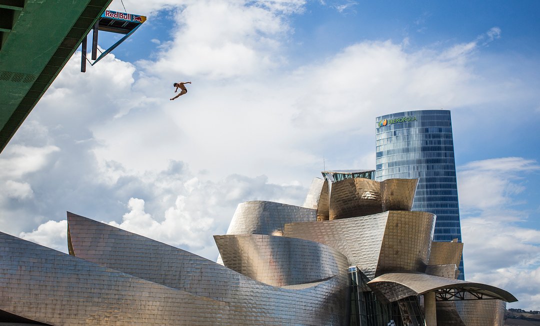 A boomerang in the city <a href="/divelobue/">Steven LoBue</a> #TES #drinktyr #Bilbao