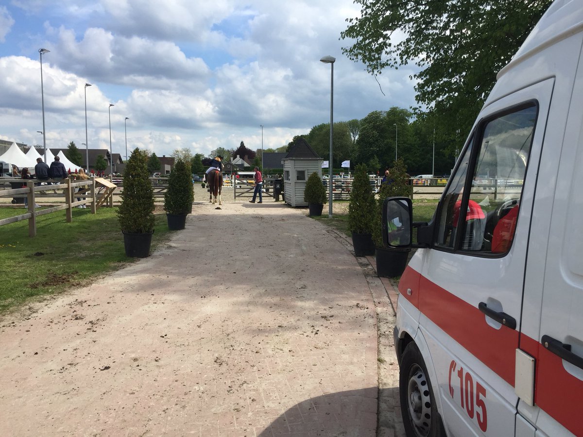 Michiel_L_'s tweet photo. @RKWarAnz paraat met 2 ziekenwagens op #drafrennen @HippodroomWareg én #jumping @SportVlaanderen #helpthelpen @Stad_Waregem https://t.co/zPERkp5Aqr