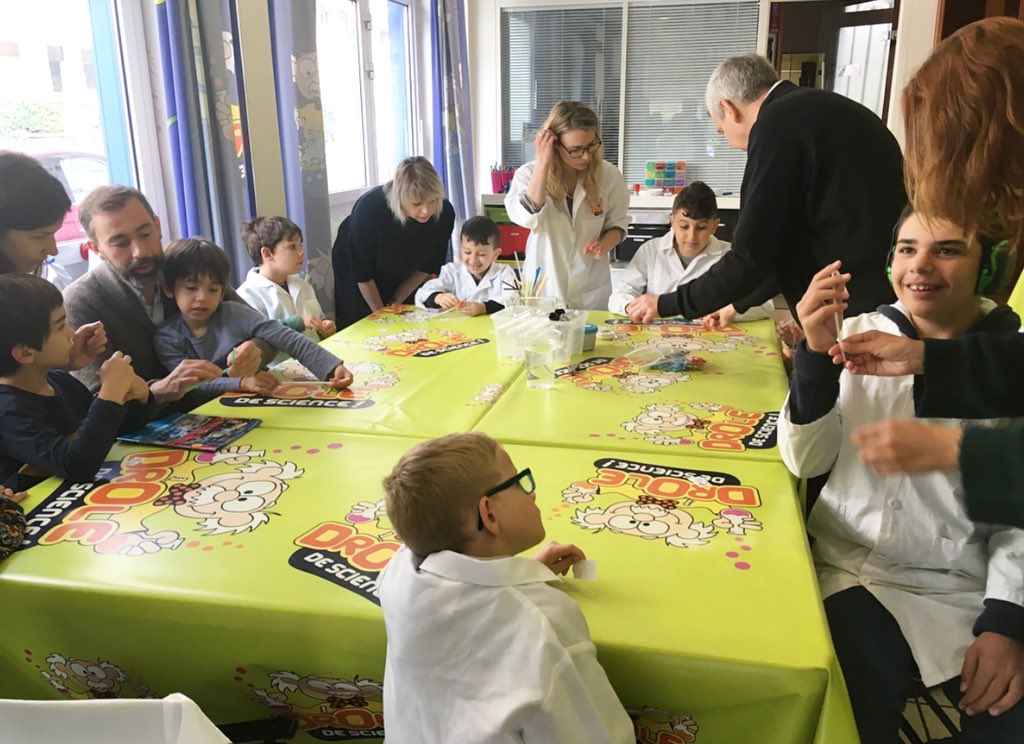 Ninoo_Asso's tweet photo. Ce matin il y avait l’atelier du mois de mai pour les #NinooKids ils ont fait une expérience tout en s’amusant #autisme https://t.co/hI703jCyKO