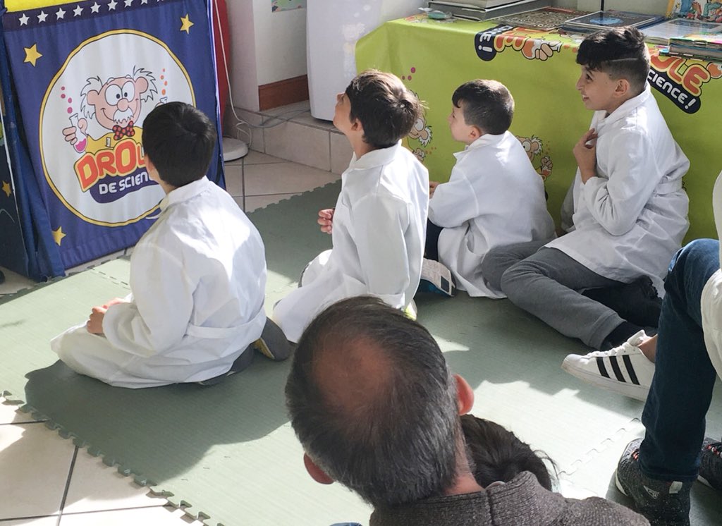 Ninoo_Asso's tweet photo. Ce matin il y avait l’atelier du mois de mai pour les #NinooKids ils ont fait une expérience tout en s’amusant #autisme https://t.co/hI703jCyKO