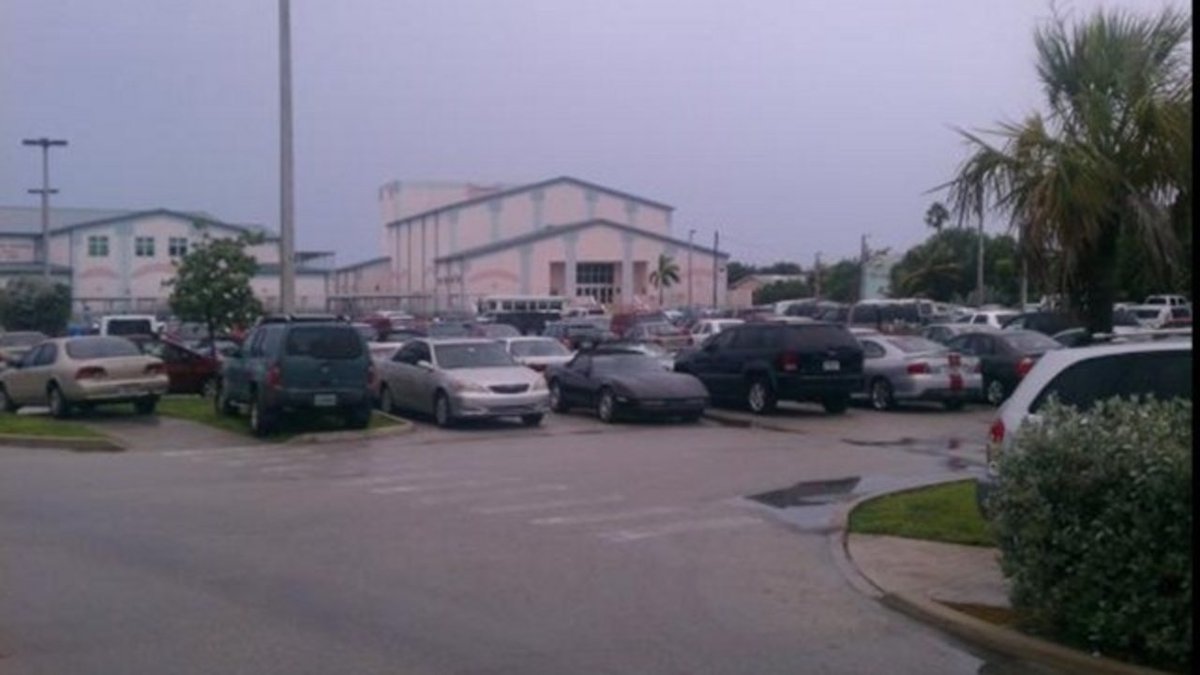 #BREAKING Key West High School evacuated because of bomb threat bit.ly/2Fwm0vh?utm_so… https://t.co/MMZjmijVHS