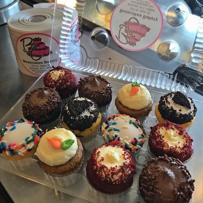 Mini #cupcakes are the best. You can enjoy two different flavors for the size of one whole cupcake! Get yours for the week at #BeascakesBakery. 👩‍🍳#ArmonkNY #BestofWestchester #WestchesterNY