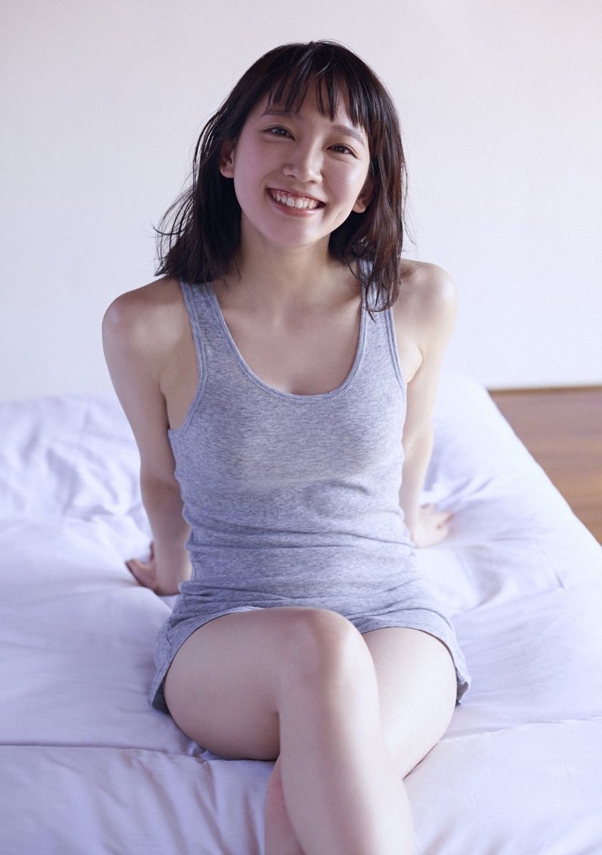 部屋着のような格好で、お布団の上でにっこり笑顔の吉岡里帆｜あげてけ！