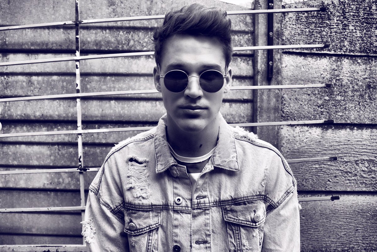 JethroTaitMusic's tweet image. It’s one for the books tonight. 
Lay your body over mine. 
Try not to go offside 
When we’re dancing on the line. 🎶🖤

Download or stream - jethrotait.lnk.to/OneForTheBooks