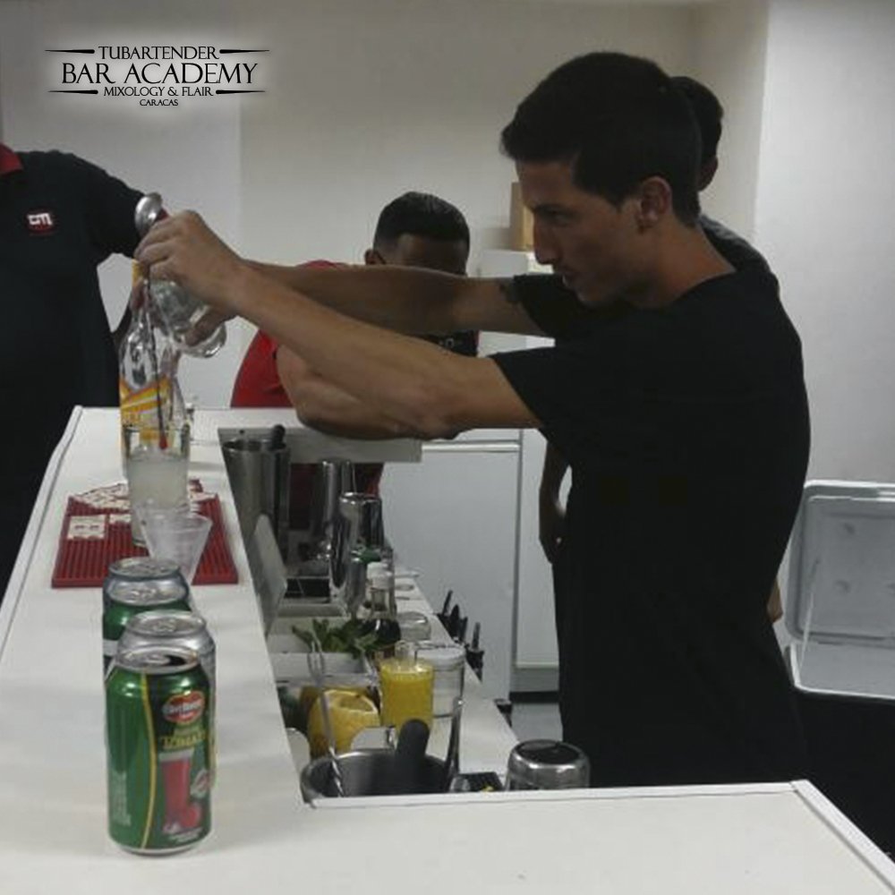 TU_BARTENDER's tweet photo. Ser #bartender es un oficio como cualquier otro, por eso... ¡Feliz #DiaDelTrabajador! 
.
.
.
.
#VenYViveLaExperiencia #ExperienciaTuBartender #bartender #cocktails #coctel #TuBartender #trabajo #work https://t.co/6K4MEED0rP