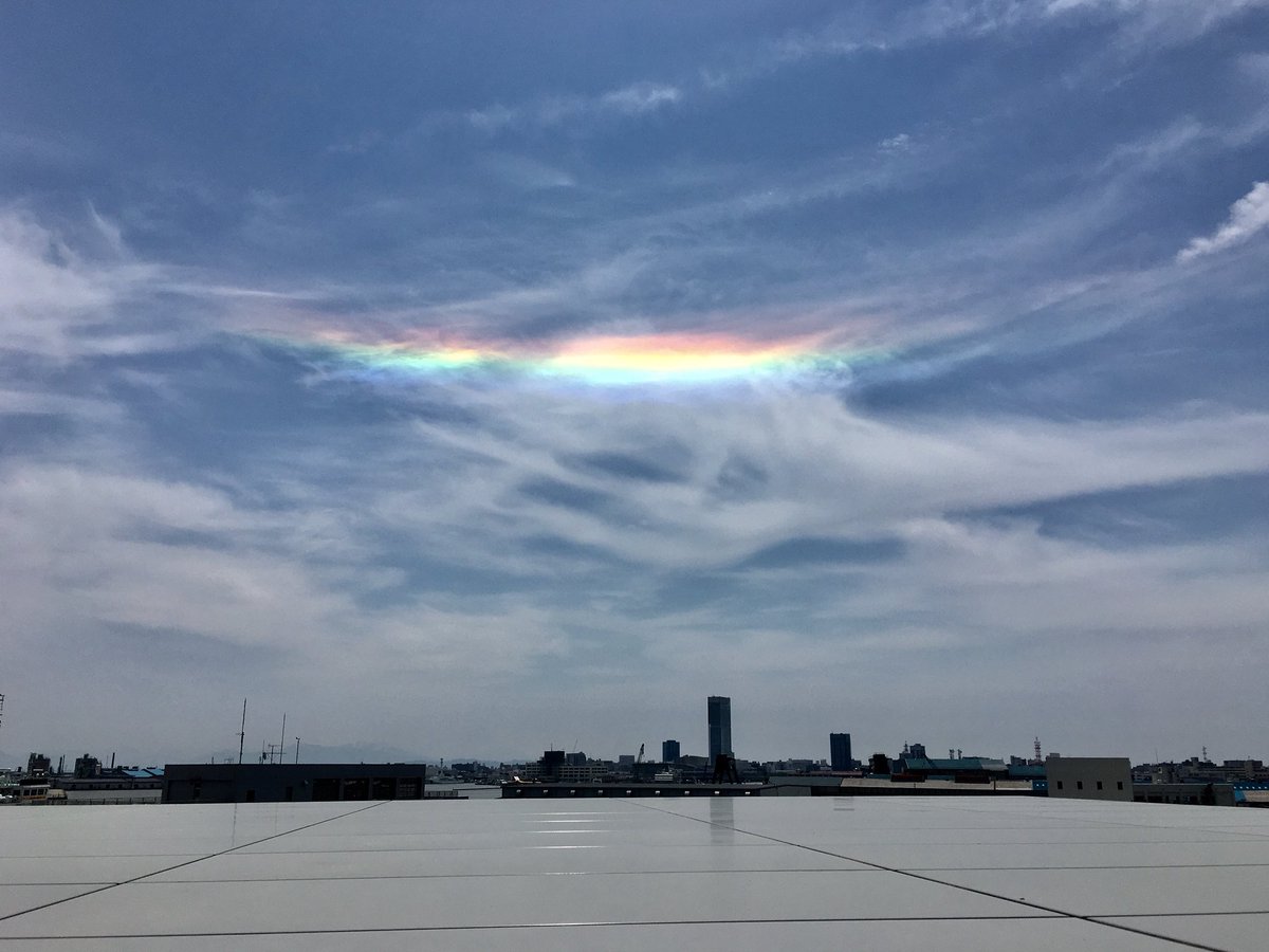 「ふらっと新潟に行ってきました。変わった虹が出ていて不思議でした。駅で地産のお酒の」|村田蓮爾のイラスト